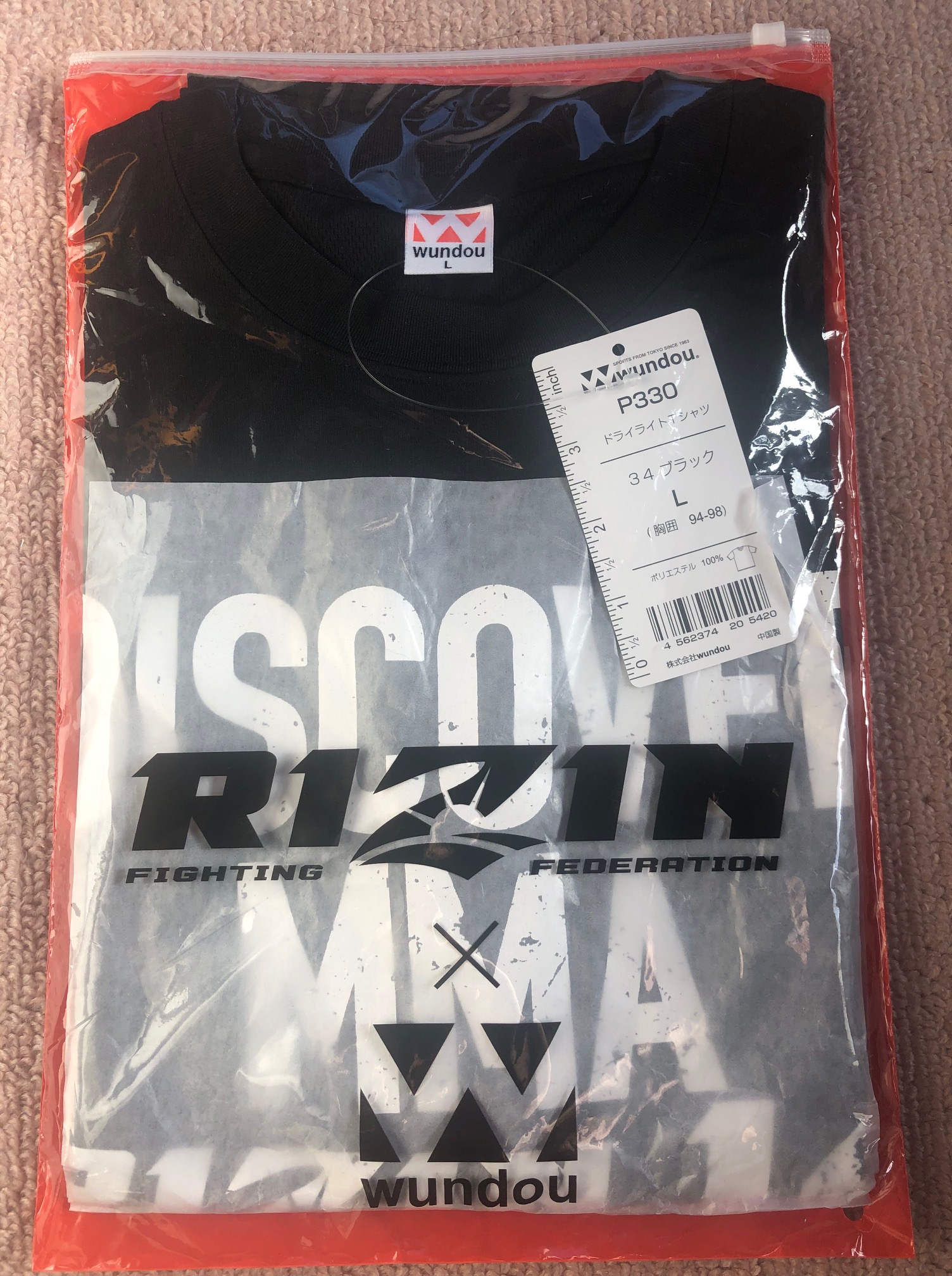 ライジンの会場入口でもらった大会記念Tシャツと紙袋の中身を公開!